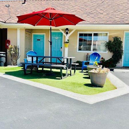 Central Coast Inn Каюкос Екстериор снимка