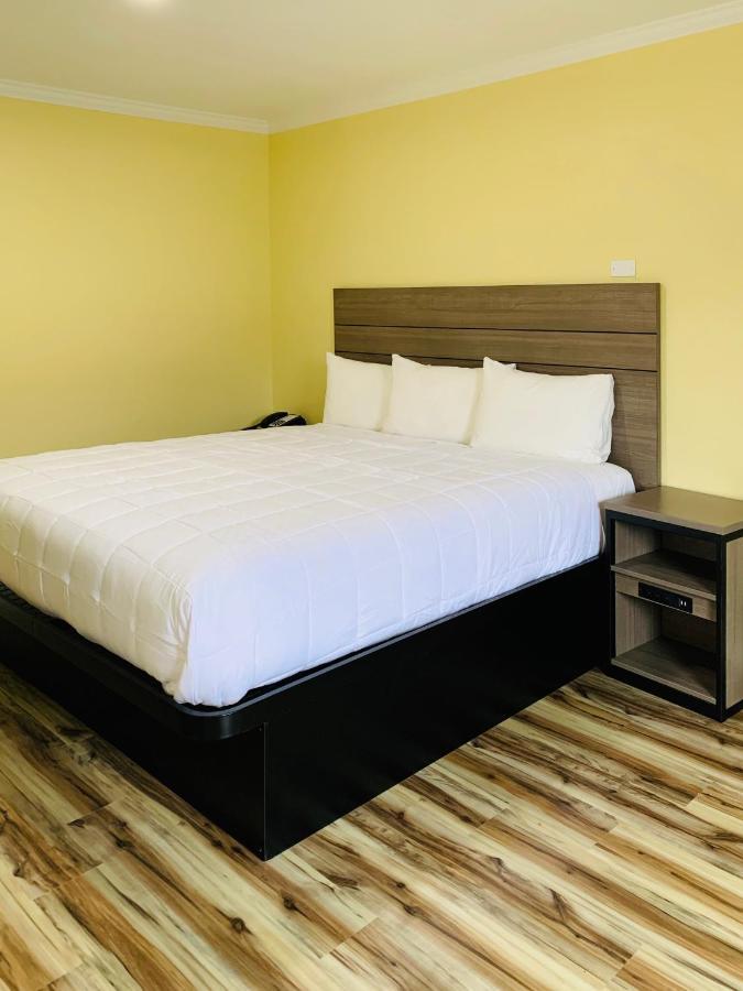Central Coast Inn Каюкос Екстериор снимка
