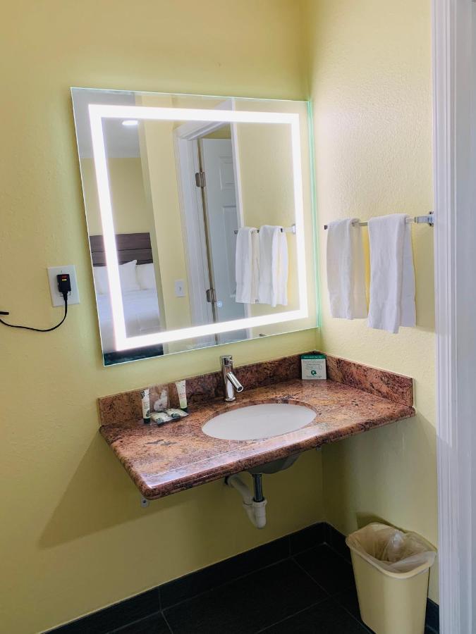 Central Coast Inn Каюкос Екстериор снимка