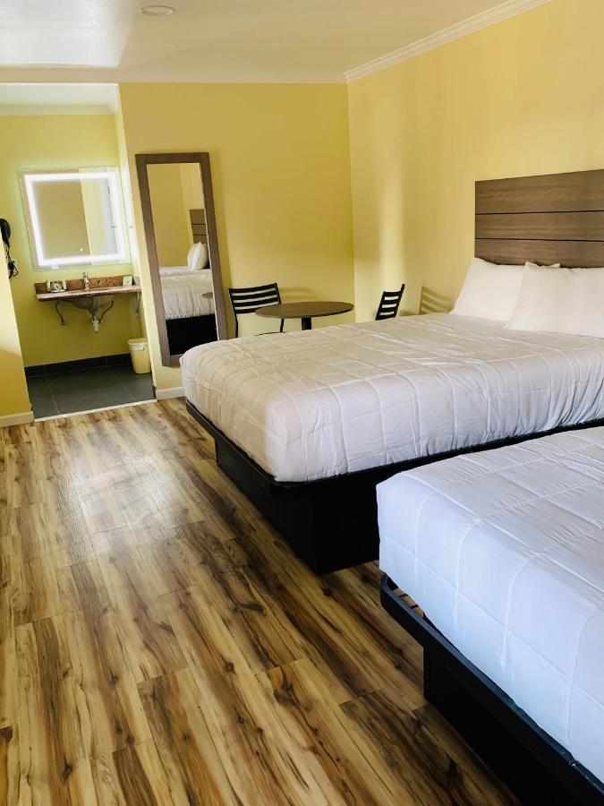 Central Coast Inn Каюкос Екстериор снимка