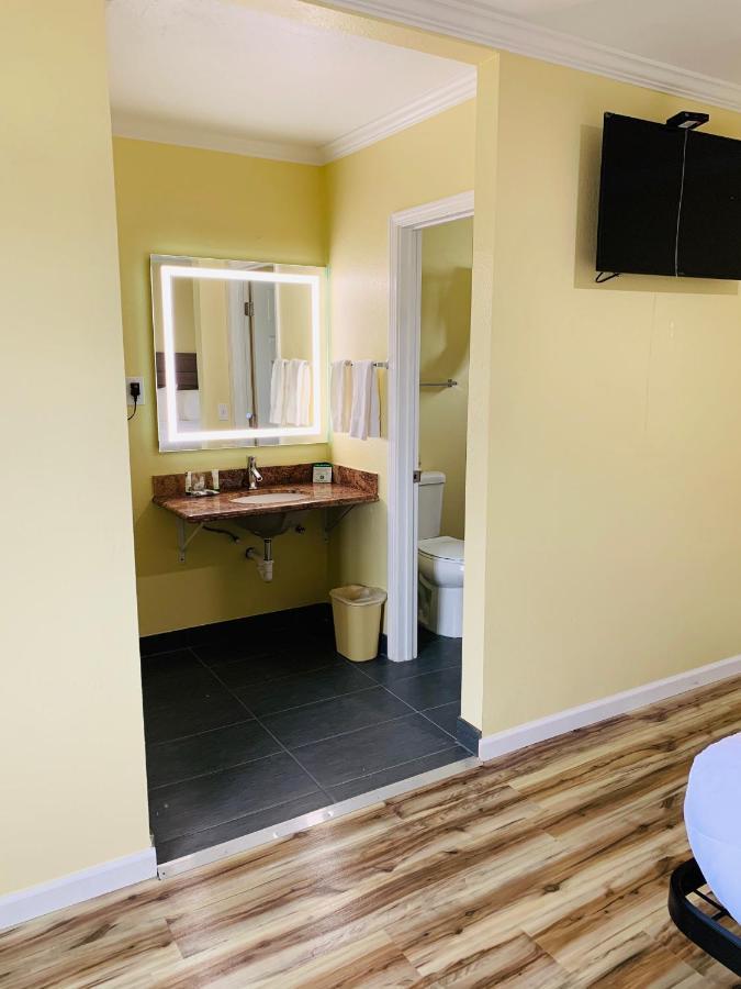 Central Coast Inn Каюкос Екстериор снимка
