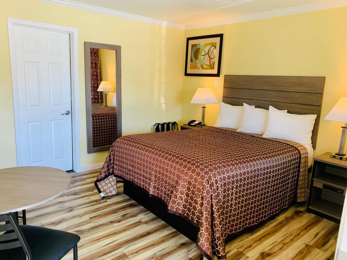Central Coast Inn Каюкос Екстериор снимка