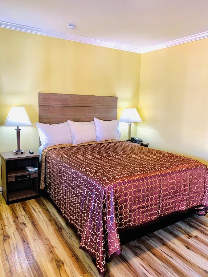 Central Coast Inn Каюкос Екстериор снимка
