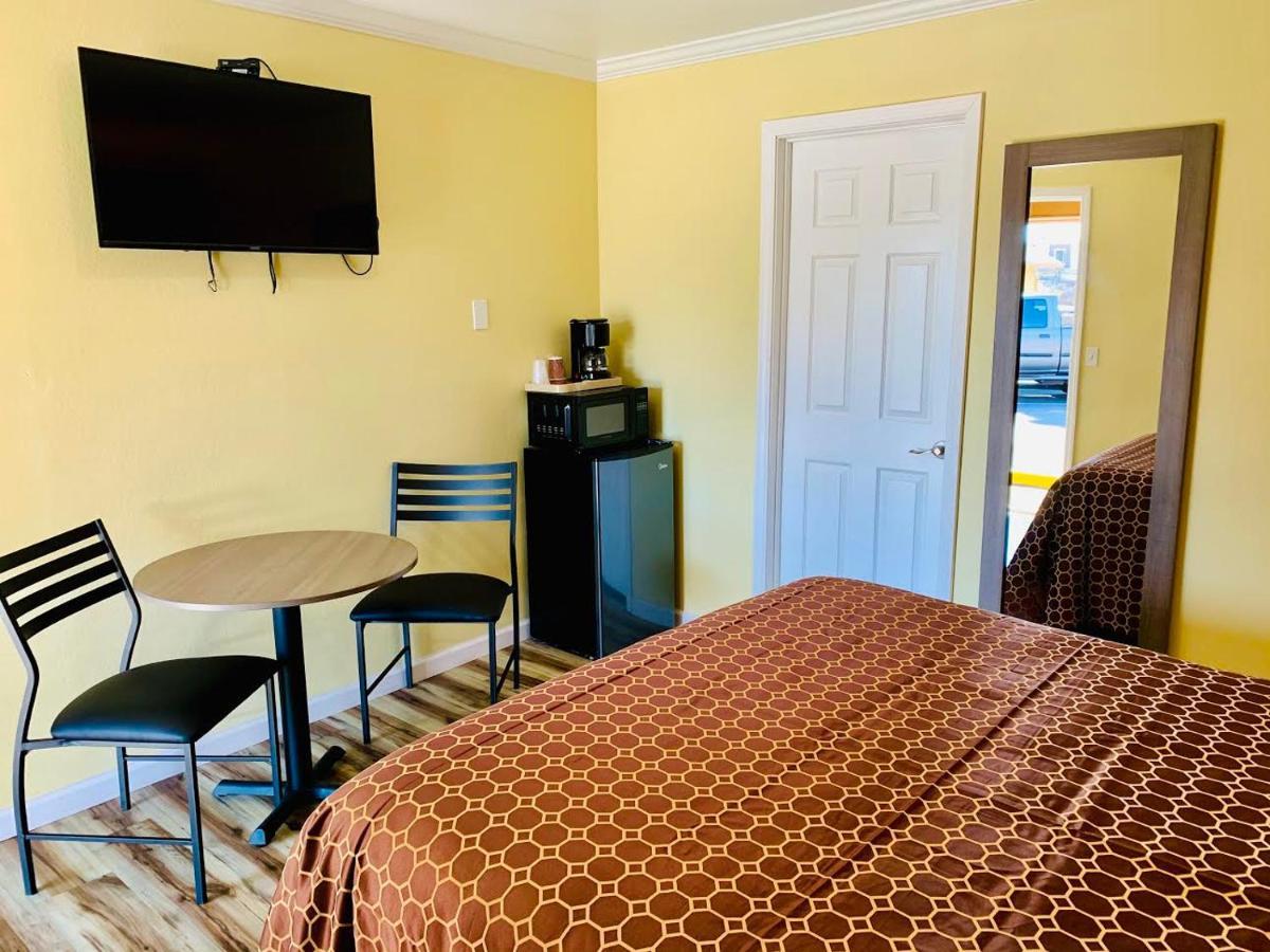 Central Coast Inn Каюкос Екстериор снимка