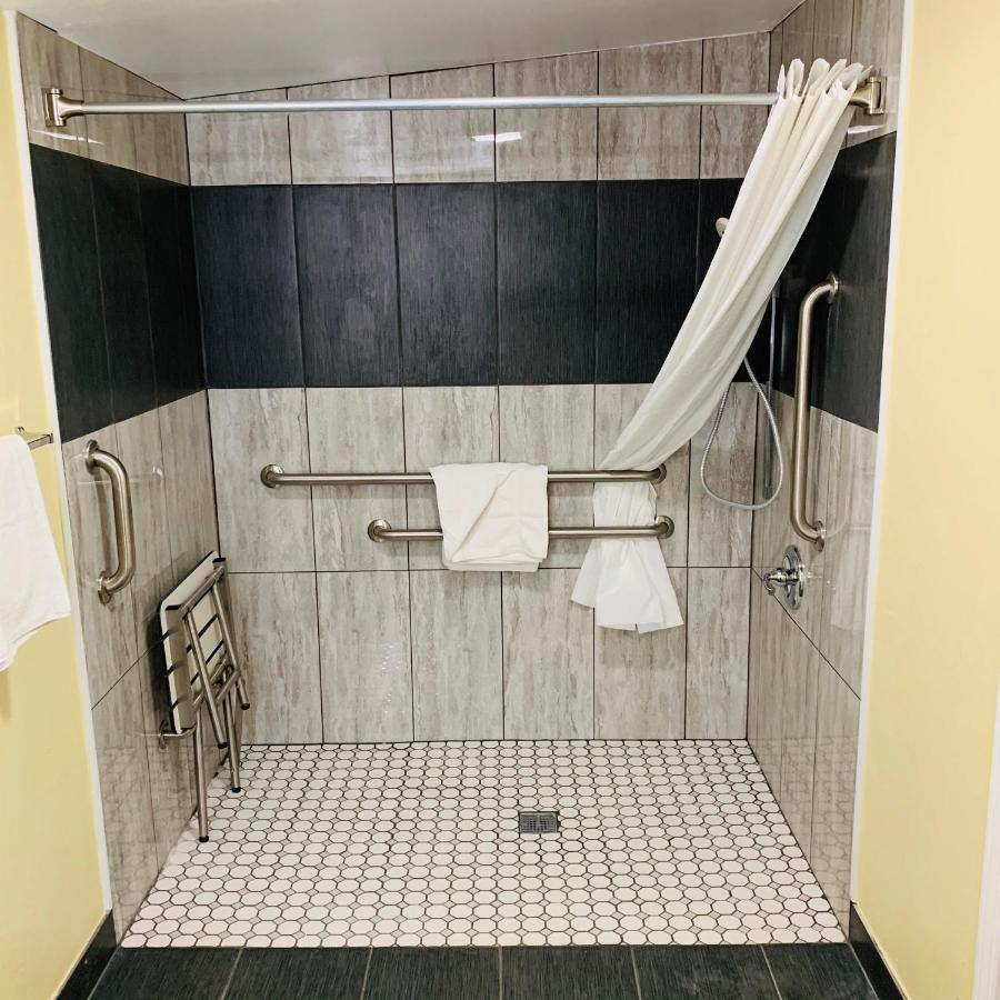 Central Coast Inn Каюкос Екстериор снимка