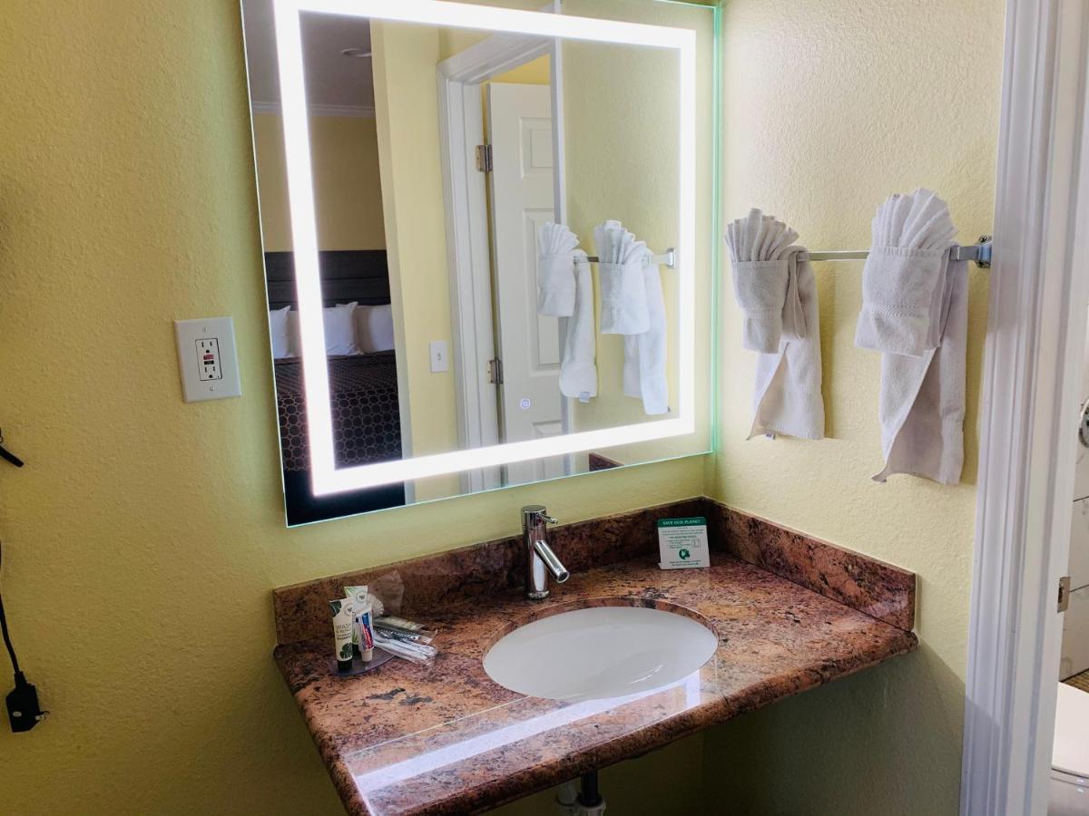 Central Coast Inn Каюкос Екстериор снимка