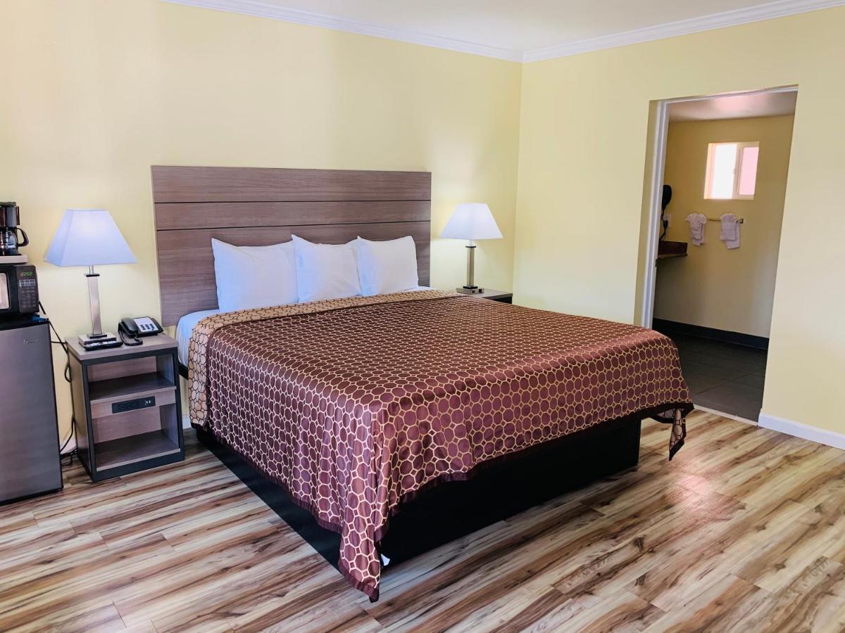 Central Coast Inn Каюкос Екстериор снимка