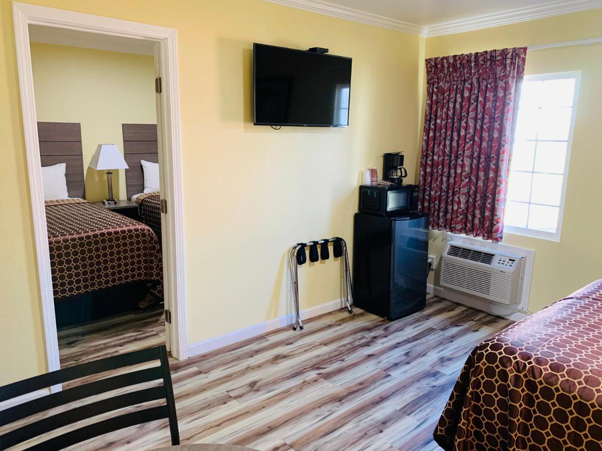 Central Coast Inn Каюкос Екстериор снимка