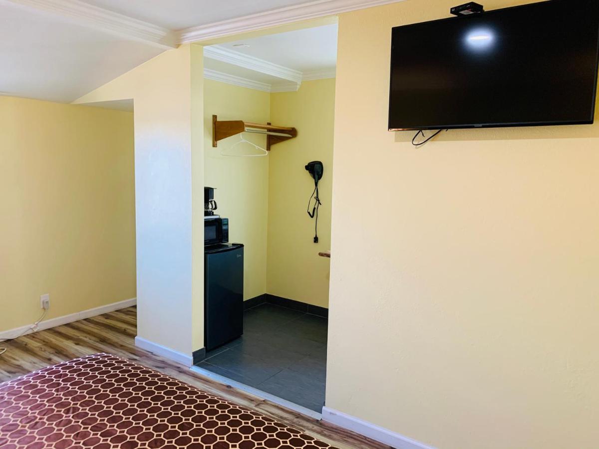 Central Coast Inn Каюкос Екстериор снимка