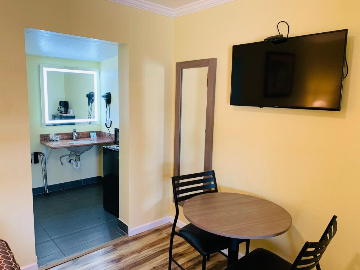 Central Coast Inn Каюкос Екстериор снимка