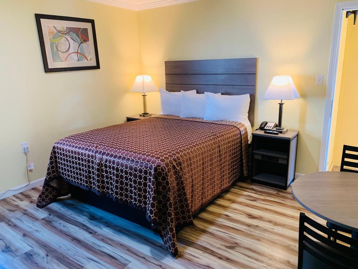 Central Coast Inn Каюкос Екстериор снимка