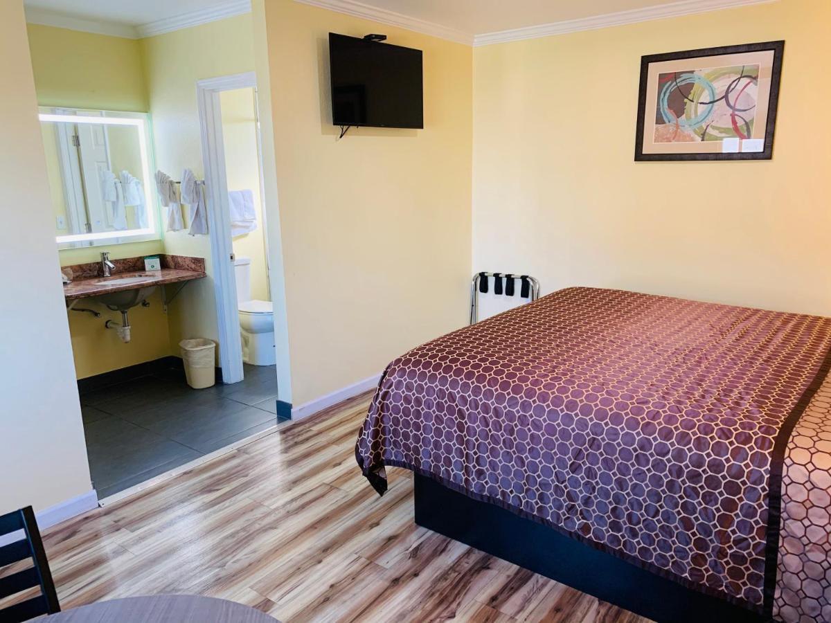 Central Coast Inn Каюкос Екстериор снимка