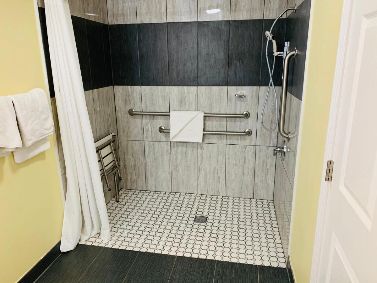 Central Coast Inn Каюкос Екстериор снимка