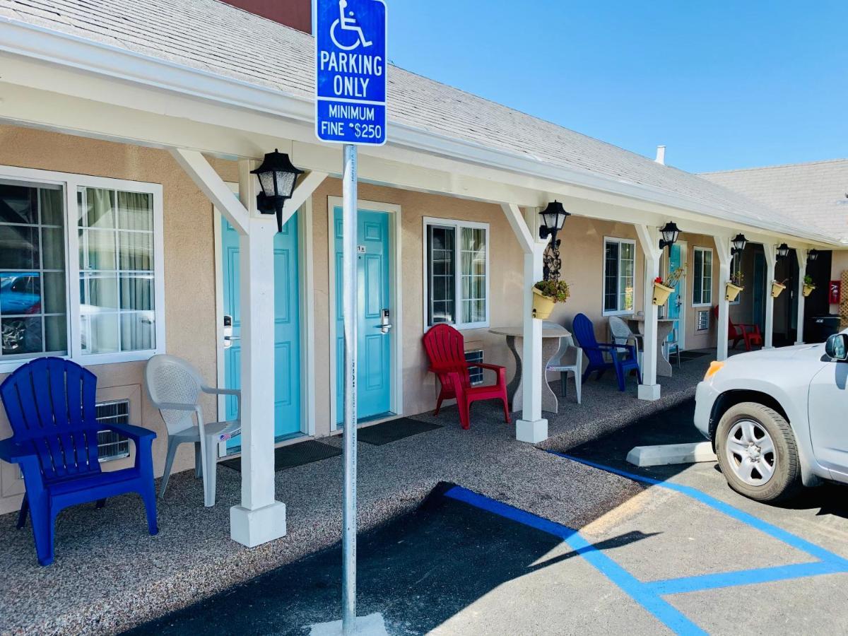 Central Coast Inn Каюкос Екстериор снимка