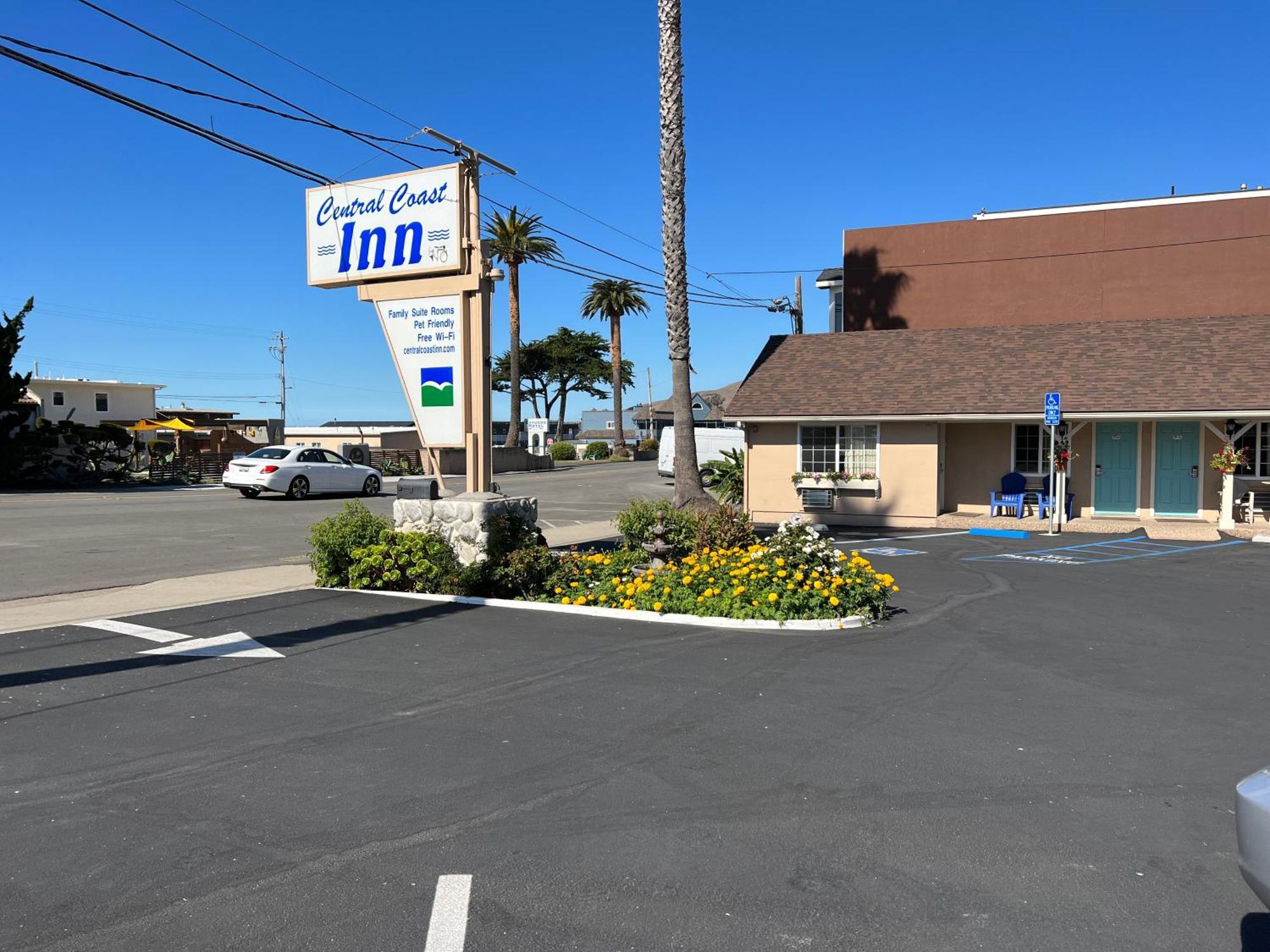 Central Coast Inn Каюкос Екстериор снимка