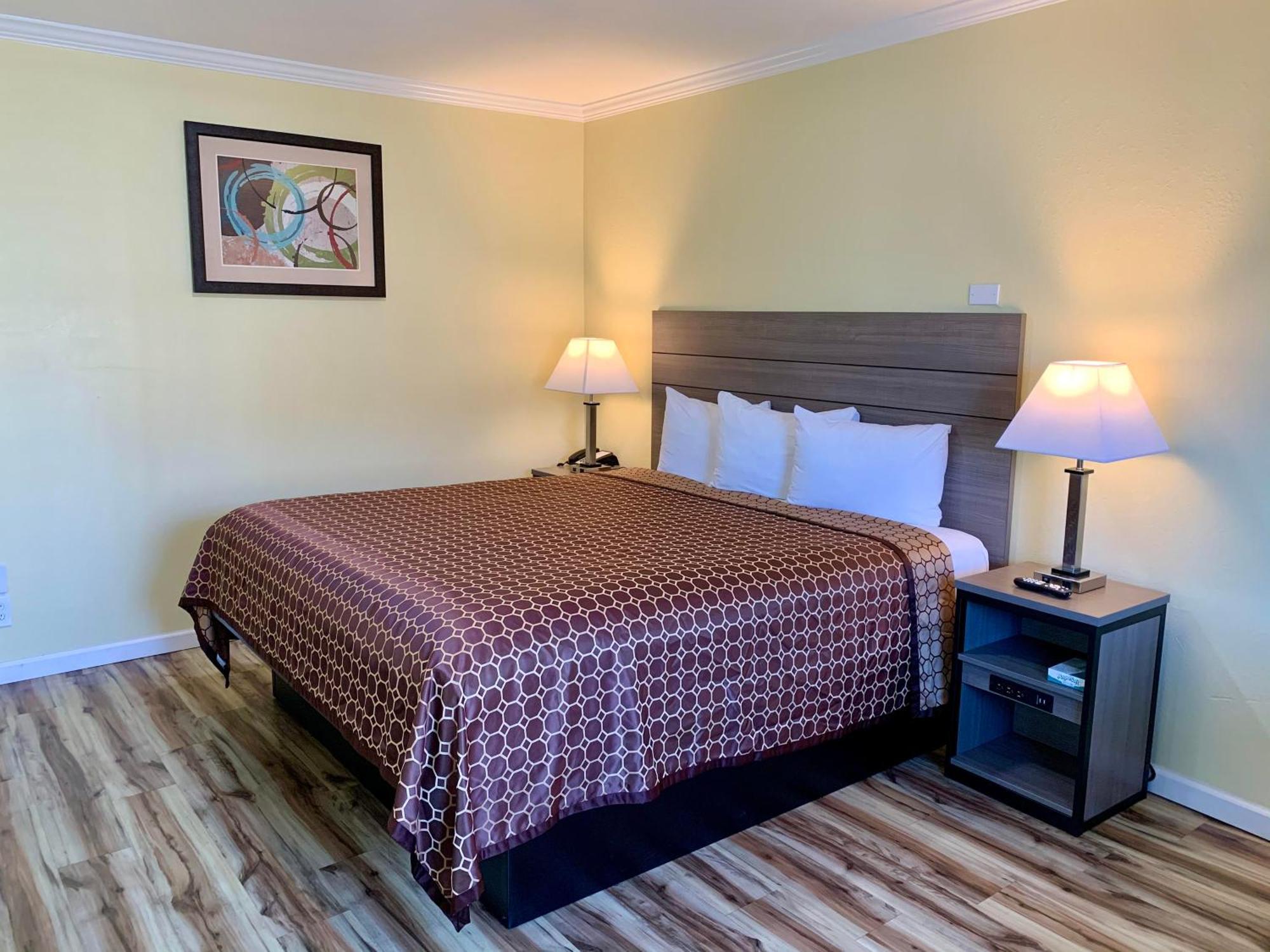 Central Coast Inn Каюкос Екстериор снимка