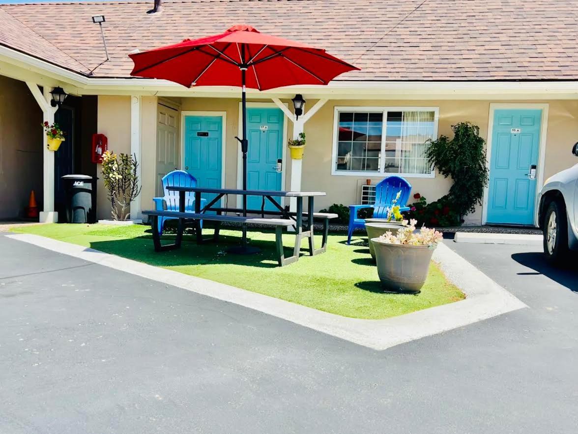 Central Coast Inn Каюкос Екстериор снимка