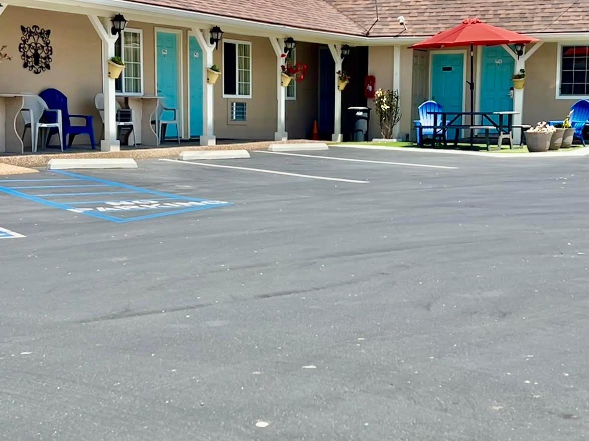 Central Coast Inn Каюкос Екстериор снимка